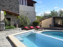 Amazing apartment in Lanas with large garden, hotel sa Lanas