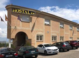 Hostal 82، بيت ضيافة في Olías del Rey