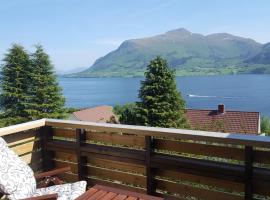 Holiday Home Kvernesfjorden, hotel with parking in Averoy