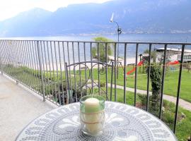 Campione Giulia Exclusive Lakefront apartment by Gardadomusmea, ξενοδοχείο με πάρκινγκ σε Campione del Garda