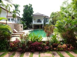 Starry Night Villa by Zhang Bin: Chiang Mai şehrinde bir tatil evi