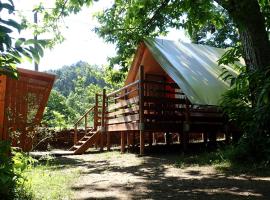 Camping La Châtaigneraie, alojamento para férias em Gravières