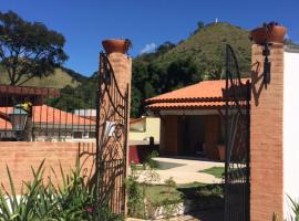 Villa Cottage Pousada – hotel z basenem w mieście Monte Alegre do Sul