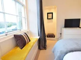 JOIVY Modern City Centre Flat next to Calton Hill