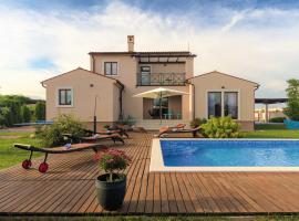 Villa NaNa - modern Villa with a pool surrounded by nature, Istria-Pula, hotel in Valtura