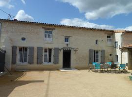 LES 3 PETITS COCHONS, hotel with parking in Le Bouchet