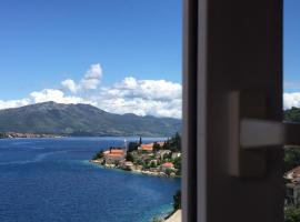 Sea View Apartment with Large Terrace & Parking near Korčula, hotel em Korčula