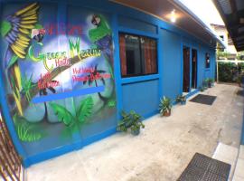 Green Macaw Hostel, hotel in Tortuguero