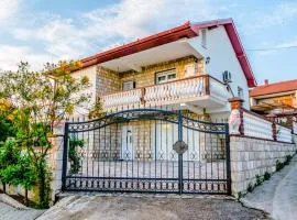 Sunny Apartment with swimming pool Stolac