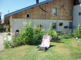 Gîte de la sauge, hotel con estacionamiento en Mignovillard