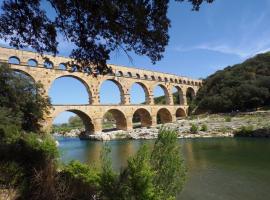 Studio Victor Hugo, hotel na may parking sa Montfrin