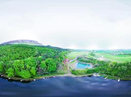 Waterfall Caves, hotel dicht bij: Binevenagh Mountain, Limavady