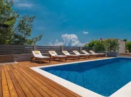 Villa Arya with heated swimming pool, roof hot tub, sauna and gym near the beach