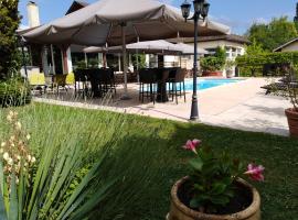 Hôtel-Restaurant "La Gremelle", hotel v destinaci Ladoix Serrigny