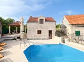 Villa Mons