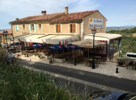 Le Chardon 2, hotel with parking in Baudinard