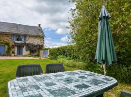 Charming typical Auvergne cottage with large garden and view of the countryside, hotel met parkeren in Teilhet