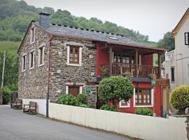 Apartamentos El Llago, hotel in Boal