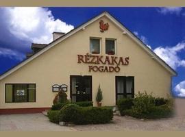 Rézkakas Fogadó, pigus viešbutis mieste Zirkas