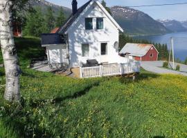 Haukedalen Feriehus, מלון עם חניה בViksdalen