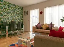 Modern & Exquisite Trumpington Townhouse with Parking & 5 mins to Papworth hospital