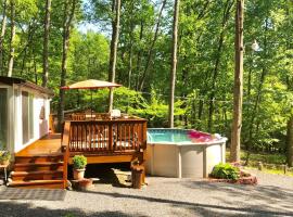 Pocono cabin with private pool at Shawnee Mtn、にあるStroudsburg-Pocono Airport - ESPの周辺ホテル