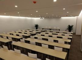 GreenTree Inn Suzhou Kunshan Dongcheng Road International Exhibition Express Hotel, hotel v destinaci Penglang