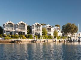 Captains Cove Resort - Waterfront Apartments、ペインズヴィルにあるギップスランド・レイクス・ヨットクラブの周辺ホテル