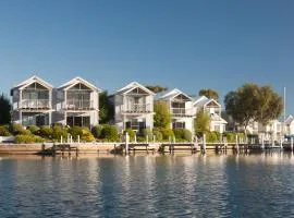 Captains Cove Resort - Absolute Waterfront Apartments