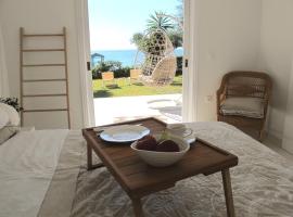 Aqua Seafront Glyfada Corfu Beach House With Garden, hotel em Glyfada