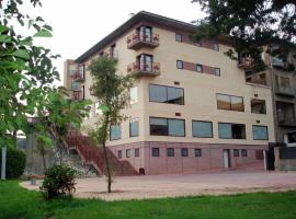 Hotel Sant Quirze De Besora: Sant Quirze de Besora'da bir otel