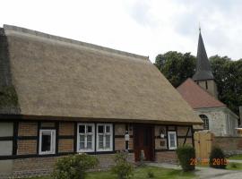 Historisches Küsterhaus Reetdachträume, hotel with parking in Putzar