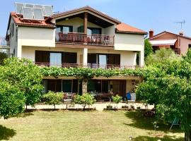 Apartments Markelj, hotel in Lovrečica