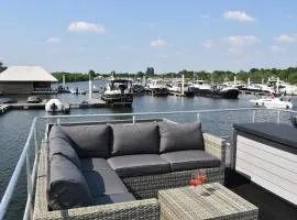 Cosy floating boatlodge, "Paris"