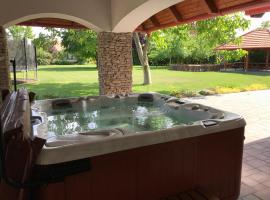 Villa Holiday, hotel na praia em Poroszl&oacute;