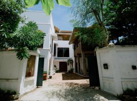 Mammoth Art Studio Pool villa in old city，清邁的飯店