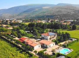 Residence Terra Dei Santi Country House, seosko domaćinstvo u gradu Spelo