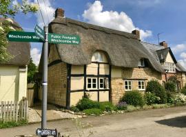 Bells Cottage, hotel with parking in Alderton