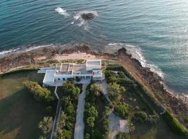 Il Rifugio dello Scoglio، فندق في أوستوني