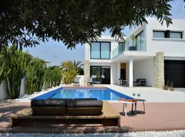 Villa with private pool，Llobregales的飯店