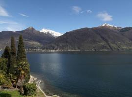 Unique house directly on Lake Como, hotel in Rezzonico