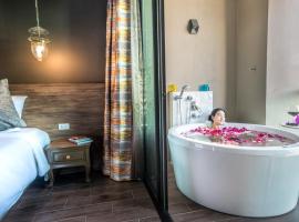 Chiangkhong Teak Garden Riverfront Onsen Hotel- SHA Extra Plus, ξενοδοχείο με υδρομασάζ σε Chiang Khong