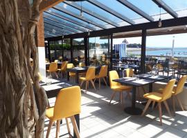 Hôtel du Port Bar Restaurant: Sarzeau şehrinde bir otel