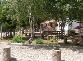 Le Sous Bois De Jade, hotel dengan parkir di Chasseradès