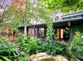 The Black Cockatoo - Secret Garden Treetops Home