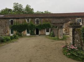 Ferme Gite Equestre En Charente, hotel i Confolens