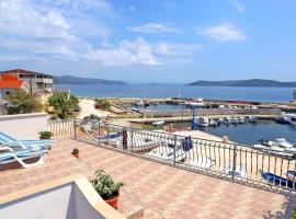 Apartment Marija - beautiful sea view, хотел с паркинг в Мали Дървеник