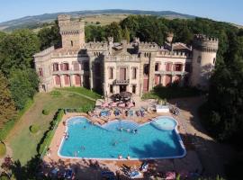 Chateau-camping la Grange Fort, 63500 Les Pradeaux, camping à Les Pradeaux