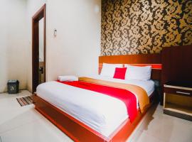 RedDoorz Plus @ Grand City Inn, hótel í Makassar