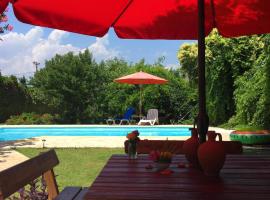 Villa Alkyon - Dreamy 3BR, Pool & BBQ next to Varnavas Beach，Grammatiko的有停車位的飯店